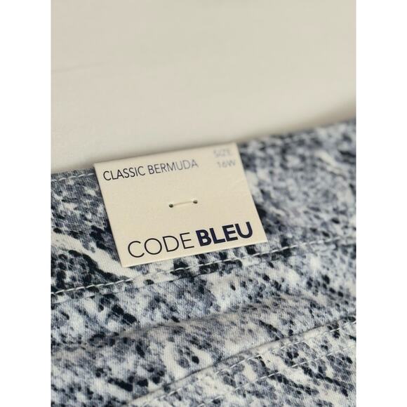 Classic Bermuda stretch denim snakeskin print short - Picture 5 of 5